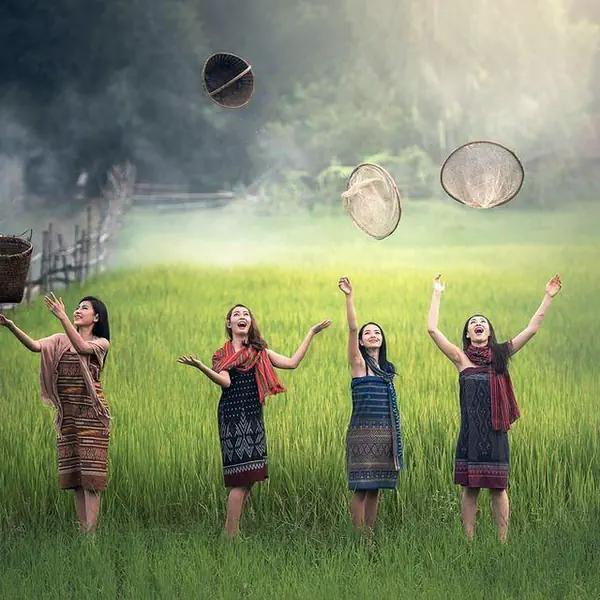 รูปภาพหน้าปกบทความ:20 ไอเดียเก๋ๆ โพสท่าถ่ายรูปแบบ "สาวบ้านนา" สาว ๆ โซเชียลห้ามพลาด!