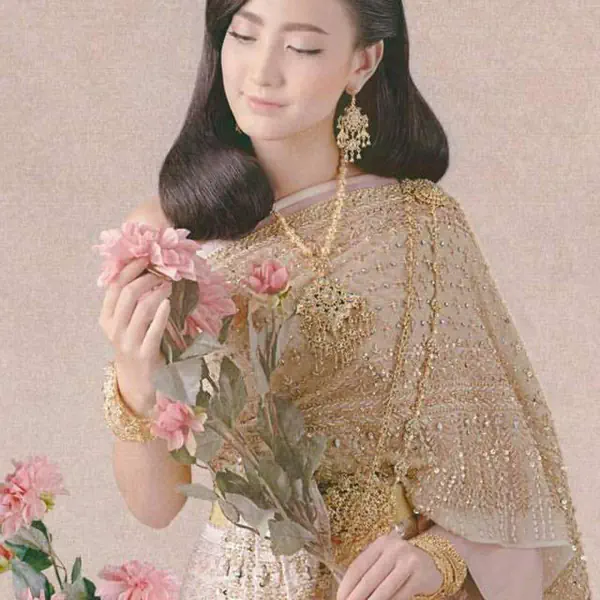 รูปภาพหน้าปกบทความ:รวมภาพ ชุดไทย ของ นางเอกละครชื่อดัง สวยปัง อลังการประดุจนางในวรรณคดี