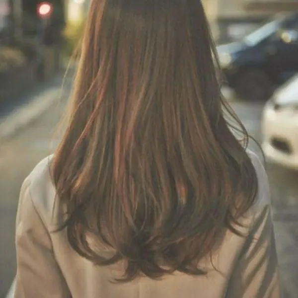 รูปภาพหน้าปกบทความ:20 ไอเดียโทนผม 'สีน้ำตาลเข้ม' ไม่สว่าง ไม่จัดจนเกินไป สวยๆ กำลังดูดี