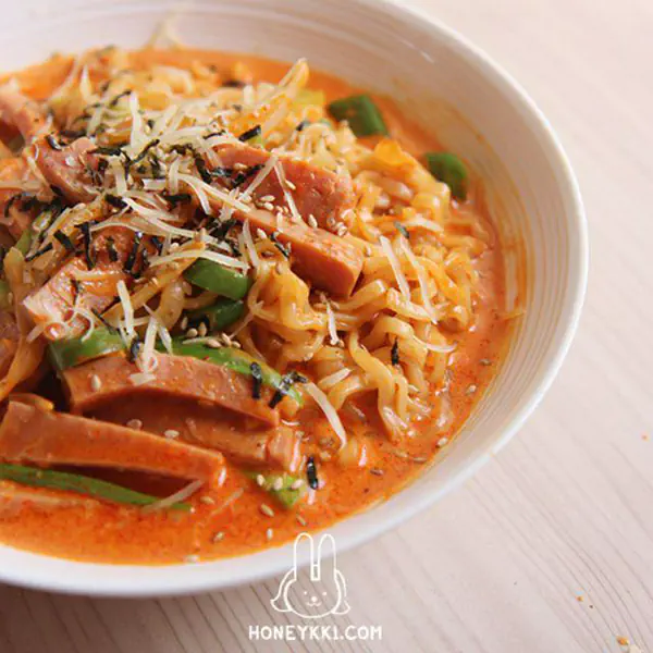 รูปภาพหน้าปกบทความ:แจกสูตร 'คาโบนาร่า มาม่าเผ็ดเกาหลี' อยากเผ็ด อยากฟินกินงี้ดิ