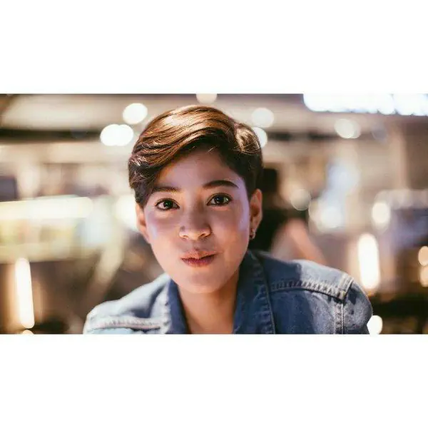 รูปภาพหน้าปกบทความ:มาดู 3 ไอเดียทรงผมของสาว สายป่าน อภิญญา ยาว-ประบ่า-ซอยสั้น จะแบบไหนก็ดีต่อใจ >///<