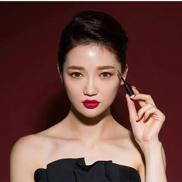 รูปภาพหน้าปกบทความ:อยากมีคิ้วต้องดูกับ '7 วิธีที่ทำให้คิ้วของสาวๆ ดกดำ' เข้มเฟ่อ #อย่ามาคิ้วโล้น
