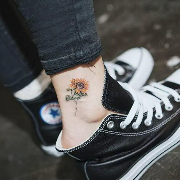 รูปภาพหน้าปกบทความ:ไอเดียรอยสัก ลายดอกทานตะวัน "Sunflower Tattoo" เชิดหน้าสวย ท้าแดด