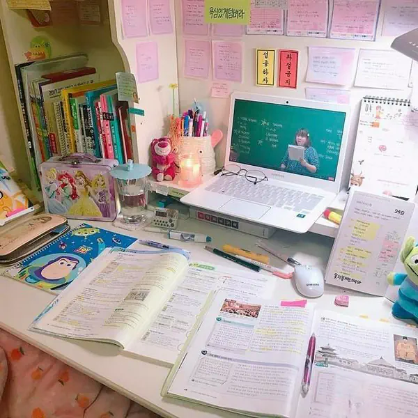 รูปภาพหน้าปกบทความ:รวมไอเดีย 'จัดโต๊ะหนังสือ' ให้น่าอ่าน สไตล์เกาหลี!! #BackToSchool 📚📖
