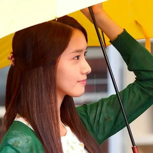 รูปภาพหน้าปกบทความ:7 ทริคการแต่งตัวช่วง 'หน้าฝน' สวยได้ไม่กลัวเปียก