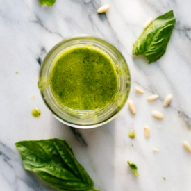 รูปภาพหน้าปกบทความ:Basil Pesto Vinaigrette สูตรน้ำสลัดซอสโหระพา อร่อยฟินแบบไม่กลัวอ้วน