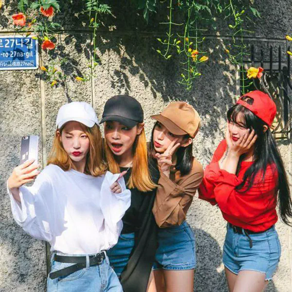 รูปภาพหน้าปกบทความ:20 ไอเดียโพสท่าถ่ายรูปกลุ่มแบบ 'แก๊งค์เพื่อนซี้' เวลาไปเที่ยว เฮฮาวนไป!