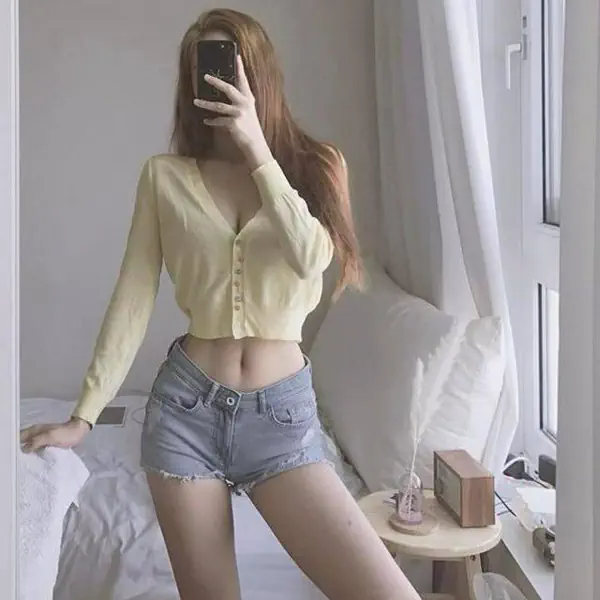 รูปภาพหน้าปกบทความ:มาดู!! แฟชั่นของสาวหุ่นเป๊ะ ฟิตแอนด์เฟิร์ม เจ้าของ IG @leeseeraa