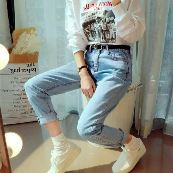 รูปภาพหน้าปกบทความ:'เสื้อขาวกับยีนส์' ลุคแสนคลาสสิคมากกว่า 40 ไอเดีย! แต่งตามง่าย ดูดีไม่แพ้ใคร