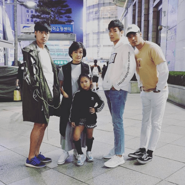 รูปภาพหน้าปกบทความ:เก็บตก!! ภาพถ่ายชิคๆ คูลๆ ของครอบครัว 'ฉัตรบริรักษ์' ใน ทริป In Korea