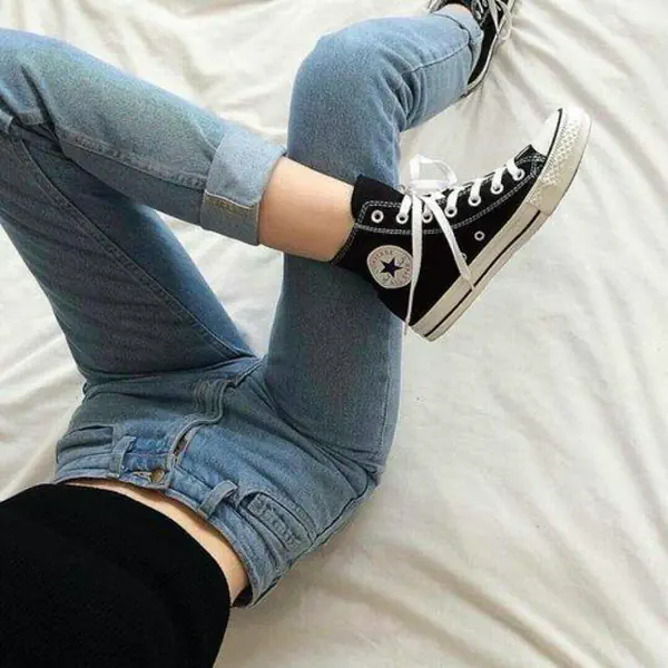 รูปภาพหน้าปกบทความ:รวมไอเดีย ใส่ รองเท้าผ้าใบ 'Converse' คู่กับเสื้อผ้าอย่างไรให้โดดเด่น สวยทุกสถานการณ์