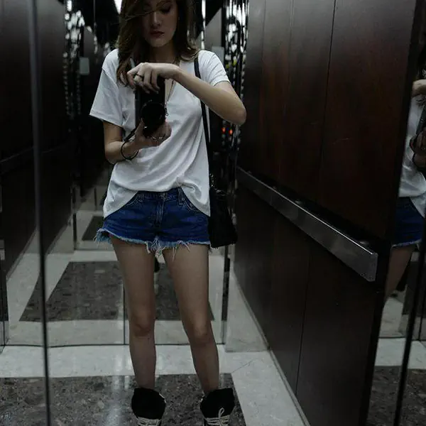 รูปภาพหน้าปกบทความ:ส่องแฟชั่นเสื้อยืดที่ดาราเซเลปใส่ ใส่ยังไงให้ดูเก๋ไก๋ มาดูกันเถอะ มาดูกันเถอะ…(^▿^)