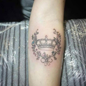 รูปภาพหน้าปกบทความ:ไอเดียรอยสัก "Creative Crown Tattoo" สุดหรู สวยและดูมีอำนาจ!