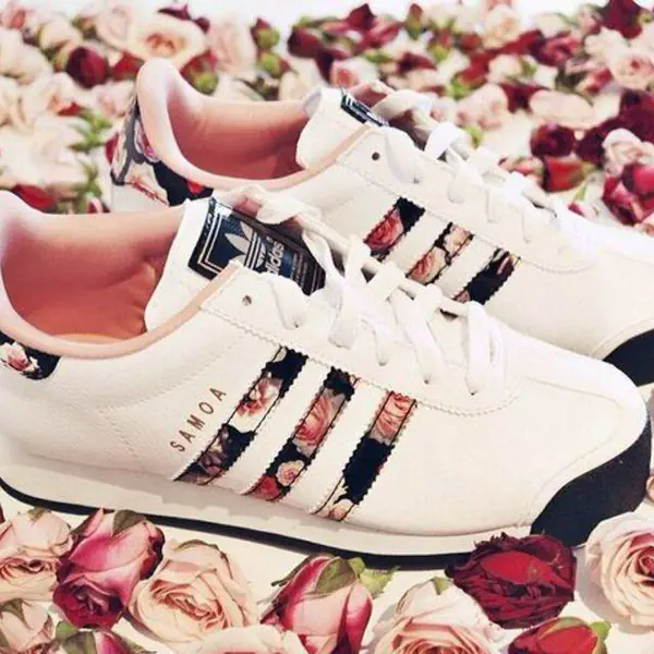 รูปภาพหน้าปกบทความ:รวมรูปรองเท้าผ้าใบ 'adidas' ลายดอกหลายดอก #มันก็จะดอกๆ(ไม้)หน่อย