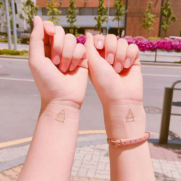 รูปภาพหน้าปกบทความ:น่ารัก คิ้วท์ๆ กับ ไอเดียรอยสักที่ 'บริเวณข้อมือ' สไตล์เกาหลี เจ็บน้อย แต่สวยมาก!!!