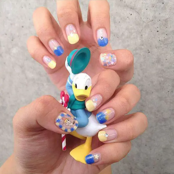 รูปภาพหน้าปกบทความ:ไอเดียลายเล็บสวยๆ น่ารักๆ ในธีม 'Donald Duck' น่ารัก ใสๆ แบบสาวกดิสนีย์