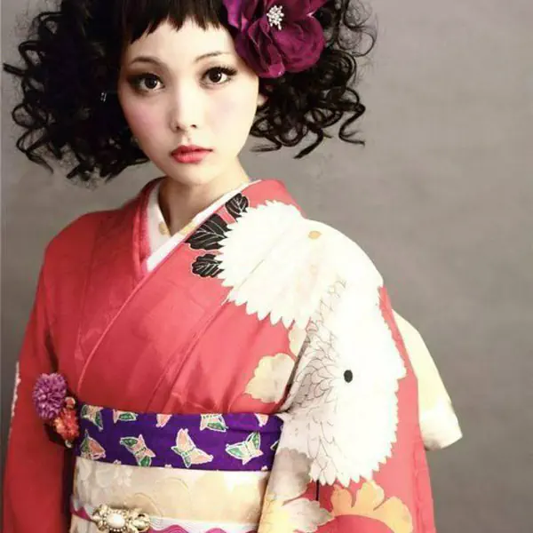 รูปภาพหน้าปกบทความ:❝ ふりそで ❞ ฟุริโซเดะ กิโมโนสาวญี่ปุ่น ในวันฉลองอายุครบ 20 ปี