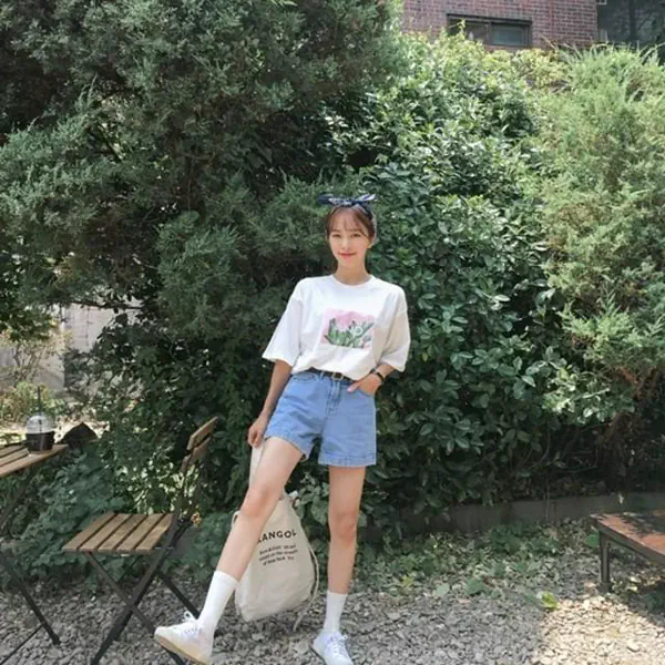 รูปภาพหน้าปกบทความ:25 ไอเดียแต่งตัวด้วย 'เสื้อยืด' แบบชิคๆ สไตล์วัยรุ่นเกาหลี ไปเที่ยวในวันหยุด!