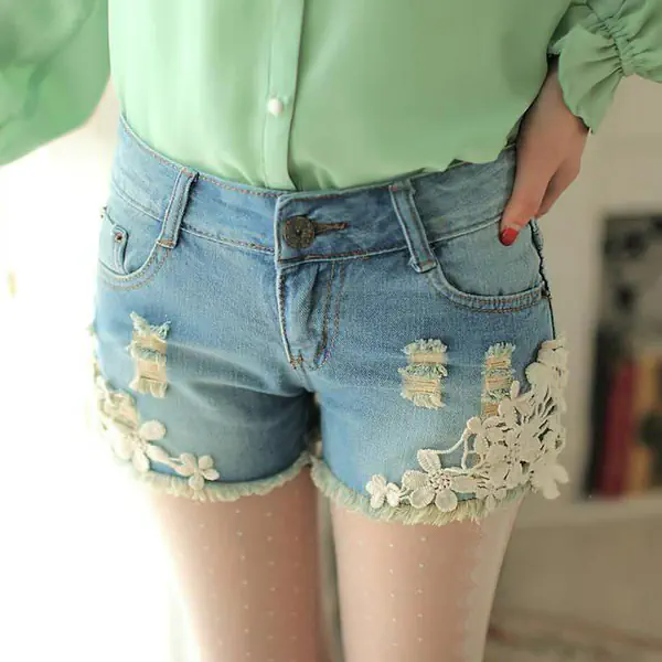 รูปภาพหน้าปกบทความ:ไอเดียแฟชั่นแสนเก๋ DIY เสื้อผ้าเก่าให้สวยชิค อินเทรนด์!