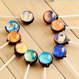 รูปภาพหน้าปกบทความ:สูตร "DIY Galaxy Lollipop" อมยิ้มกาแล็คซี่ ก็ทำกินเองได้ ง่ายจัง!