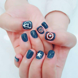 รูปภาพหน้าปกบทความ:ไอเดียลายเพ้นท์เล้บธีมกัปตันอเมริกา 'Captain America' ซูเปอร์ฮีโร่ เท่ๆ คูลๆ