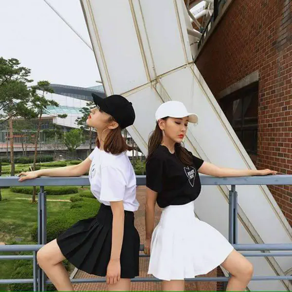 รูปภาพหน้าปกบทความ:30 ไอเดียโพสท่าถ่ายรูปคู่กับเพื่อนสนิท 'Best Friend Forever' จัดไปแบบเฟี้ยวๆ ฮิปสเตอร์หน่อยๆ