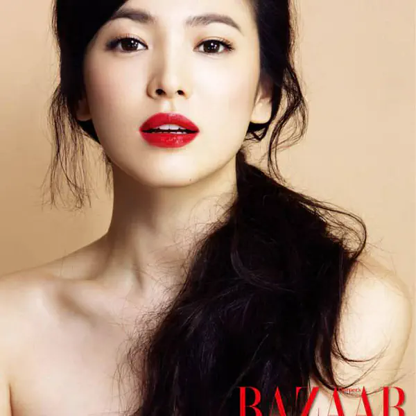 รูปภาพหน้าปกบทความ:6 สไตล์สุดคลาสสิค 'ผมดำ ปากแดง' ที่สาวไทยห้ามพลาด !!