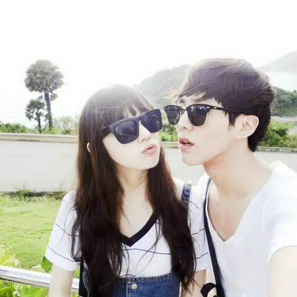 รูปภาพหน้าปกบทความ:" 9 ท่าโพส เอาไว้ถ่ายคู่กับแฟน " เอาใจคน In Love ❣