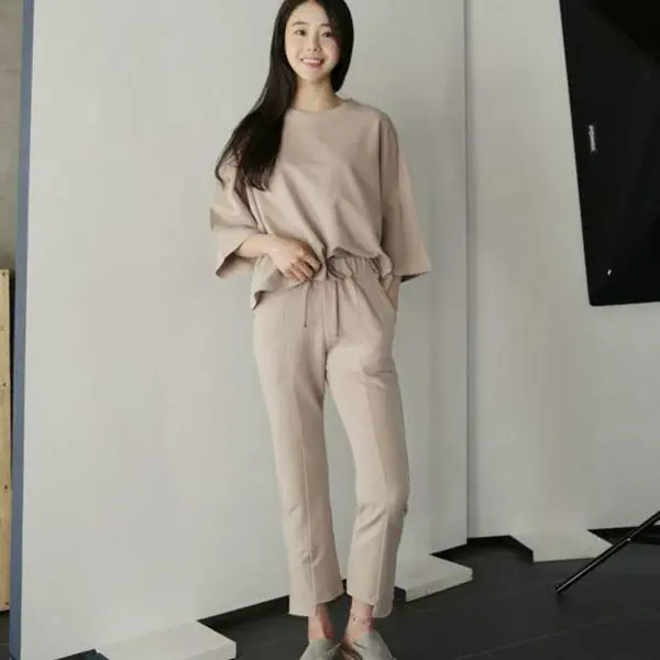 รูปภาพหน้าปกบทความ:20 ไอเดียการแต่งตัวด้วย 'โทนสีกากี Khaki' สวยดูดี ได้ลุคอบอุ่นแบบชิคๆ