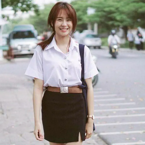 รูปภาพหน้าปกบทความ:ส่องลุคเรียบร้อย ในชุดนักศึกษา ของสาว 'นารา เทพนุภา' น่ารักใสๆ ไม่ร้ายเหมือนในละคร !!