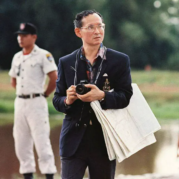 รูปภาพหน้าปกบทความ:'ทศพิธราชธรรม 10 ประการ' ในการบริหารปกครองแผ่นดินอย่างเป็นธรรม ของในหลวง ร.9