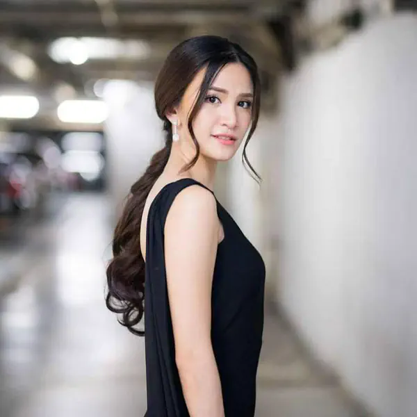 รูปภาพหน้าปกบทความ:ส่องภาพดีเจดาว จากสาวน้อย ดาว โอเกะ สู่สาวสวย สุดแซ่บ จากละคร หลงไฟ