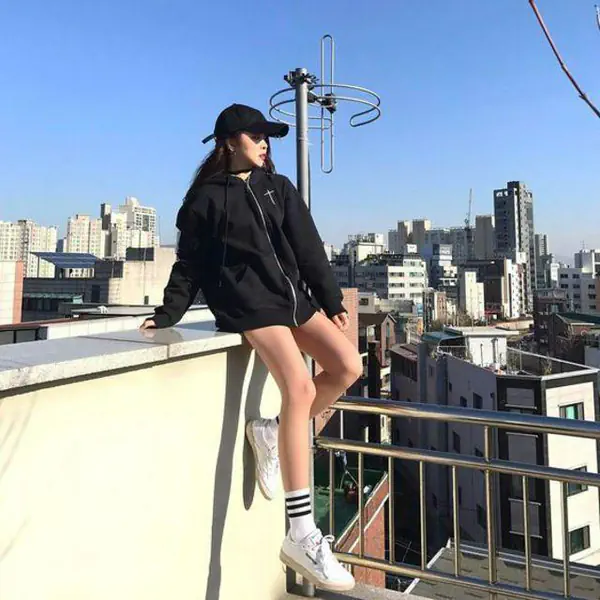 รูปภาพหน้าปกบทความ:20 ไอเดียแต่งตัวลุค 'สาวเท่แบบเซ็กซี่' แต่ดูไม่โป๊ สวยมีสไตล์จาก IG : x.hyun