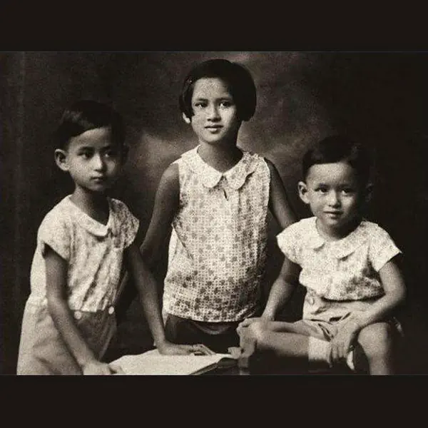 รูปภาพหน้าปกบทความ:ย้อนอ่านเรื่องราวของ ' ในหลวงรัชกาลที่ 9 ' สมัยทรงพระเยาว์ ผ่านพระนิพนธ์ใน ' สมเด็จพระพี่นางฯ '