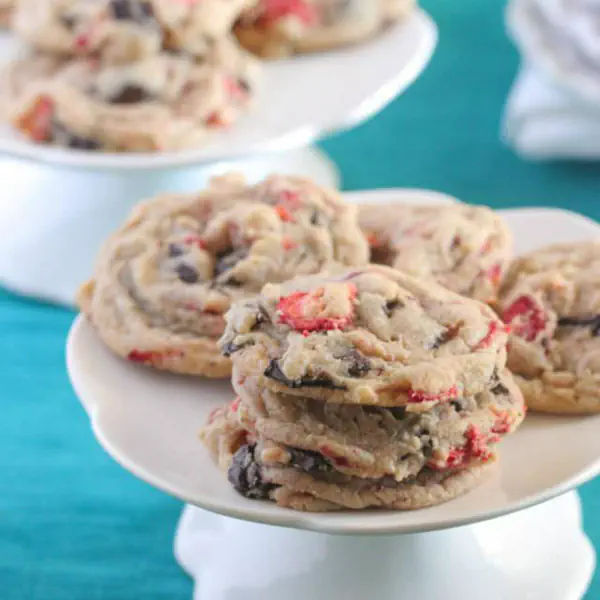 รูปภาพหน้าปกบทความ:สาวกคุกกี้ต้องฟิน! " Strawberry Chocolate Chunk Cookies "