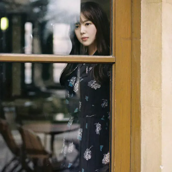 รูปภาพหน้าปกบทความ:20 ไอเดีย "ถ่ายภาพผ่านกระจก" เปลี่ยนมุมถ่ายรูป ให้สวยเท่ ดูอาร์ตมีสไตล์!!