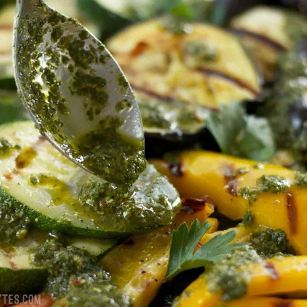 รูปภาพหน้าปกบทความ:วิธีทำ 'ซอส Chimichurri (ชิมิชูรี)' ซอสเขียว ราดกับอะไรก็อร่อย หมักใส่กับอะไรก็ดีงาม!!