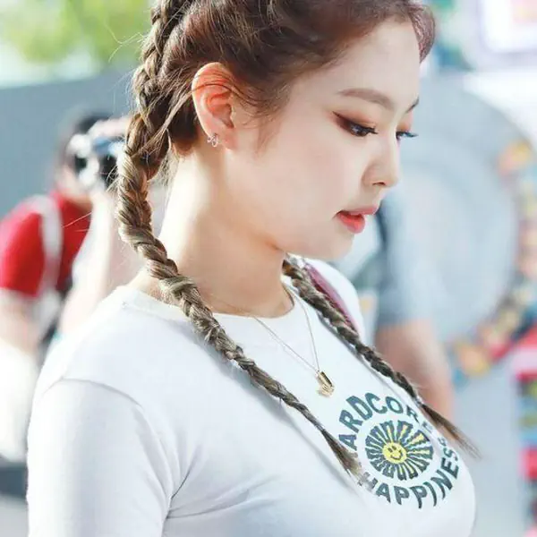 รูปภาพหน้าปกบทความ:รวม 30 ไอเดีย 'ทรงผมเก๋ๆ แบบมีสไตล์' จากเหล่าไอดอลเกาหลี น่าทำตามมากเวอร์✨
