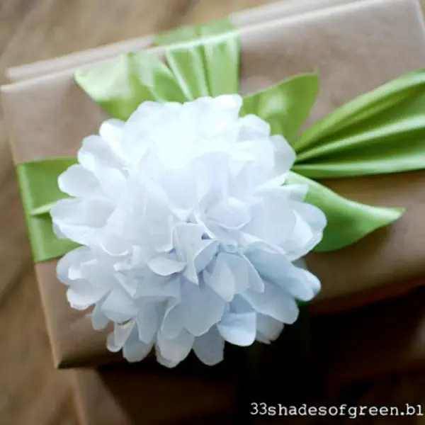 รูปภาพหน้าปกบทความ:{DIY} โบว์ติดกล่องของขวัญ 'รูปดอกไม้' จากกระดาษทิชชู 🌸