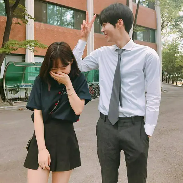 รูปภาพหน้าปกบทความ:5 เคล็ดลับในการ "อยู่ให้เป็น" เวลาแอบชอบคนมีแฟนแล้ว