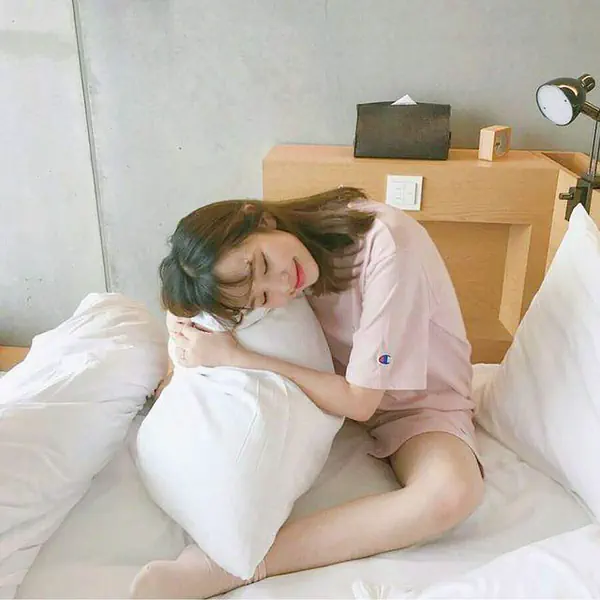 รูปภาพหน้าปกบทความ:20 ไอเดียโพสท่าบนเตียง แบบพอดีๆ ไม่คิดลึก หนาวนี้!! มานอนขลุกถ่ายรูปเล่นบนเตียงกัน 💤