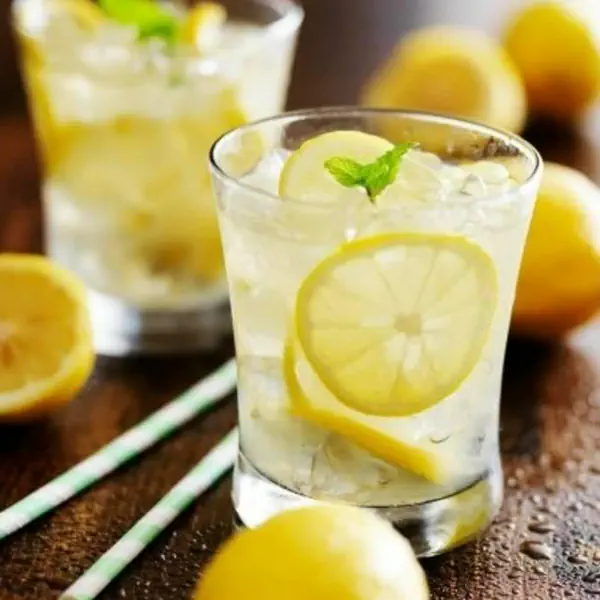 รูปภาพหน้าปกบทความ:10 สูตรเครื่องดื่มมะนาวโซดา อร่อยง่ายๆ สดชื่นไปทั้งวัน