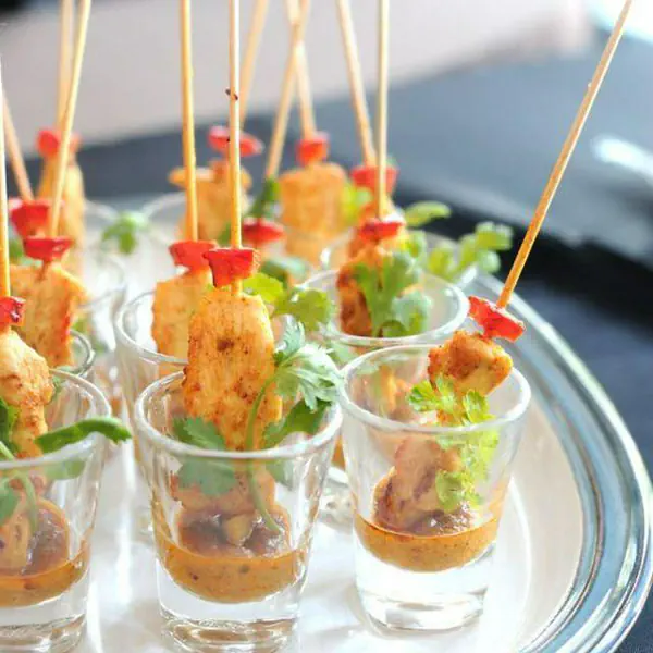 รูปภาพหน้าปกบทความ:อร่อยพอดีคำ ไอเดียอาหาร 'คำจิ๋ว' สำหรับงานปาร์ตี้ คำเล็กแบบนี้แต่อร่อยจัดเต็ม