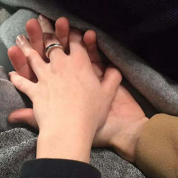 รูปภาพหน้าปกบทความ:ความรักจะเป็นไง? ประกบมือแล้วดู "เส้นคู่" กันเถอะ! #ใครๆ ก็สามารถอ่านได้ 💖👐