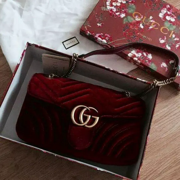 รูปภาพหน้าปกบทความ:สวยร้อนแรง! 22 'กระเป๋าแบรนด์สีแดง Burgundy' แมทช์กับชุดไหน ก็สวยโดดเด่น