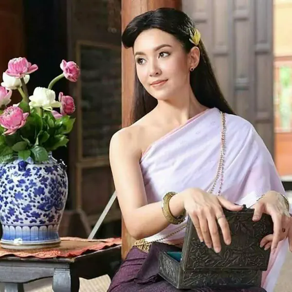 รูปภาพหน้าปกบทความ:รวมทรงผมกับชุดไทยสไบเฉียง สวย หวาน งามอย่างไทยจนใครๆ ก็ต้องชม!!