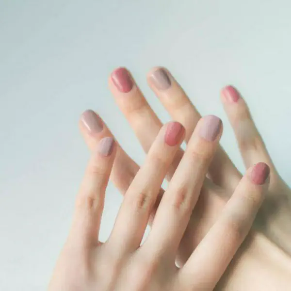 รูปภาพหน้าปกบทความ:30 ไอเดีย 'จับคู่สีเล็บสวย' แมทช์สีให้เข้ากัน จับคู่ให้ลงตัว เพิ่มความเก๋ๆ ไม่น่าเบื่อ