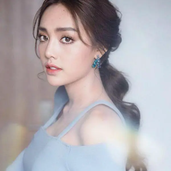 รูปภาพหน้าปกบทความ:รวมทรงผมออกงานของ 'ดารา - ไอดอล' สวยดูดี เริ่ดแบบเป๊ะสุด!