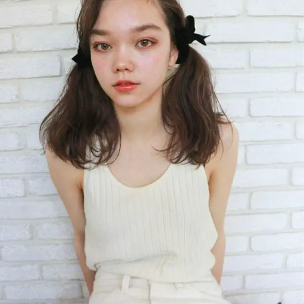 รูปภาพหน้าปกบทความ:สดใสแบบวัยทีน! ไอเดีย 'มัดผมสองข้าง' สร้างลุคน่ารักแบบใสๆ