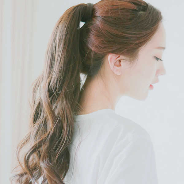 รูปภาพหน้าปกบทความ:13 สไตล์ ทรงผมหางม้า สำหรับสาว "ผมลอน" (✯◡✯)